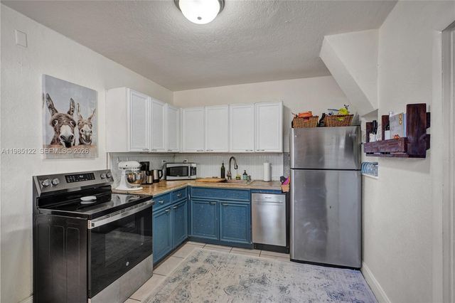 6420 SW 58th Pl, South Miami, FL 33143