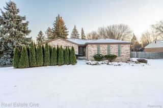 194 E Long Lake Road, Troy, MI 48085