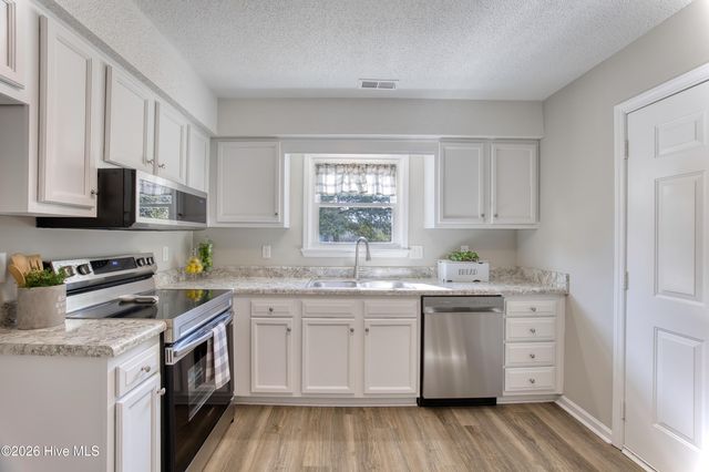 214 W Volant Street, Hubert, NC 28539