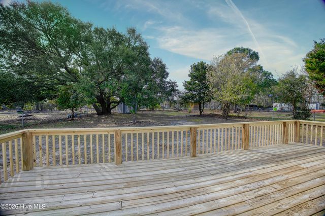 214 W Volant Street, Hubert, NC 28539