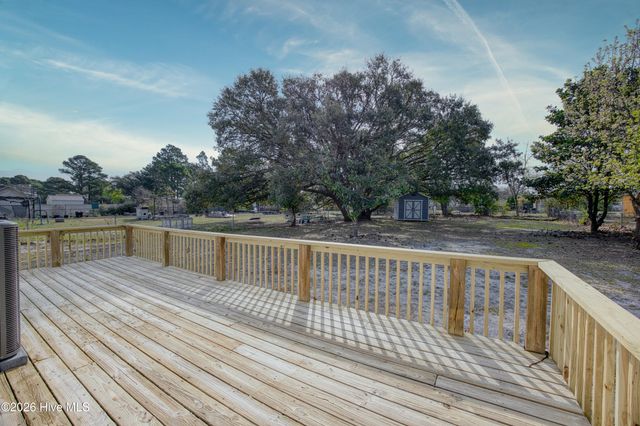 214 W Volant Street, Hubert, NC 28539