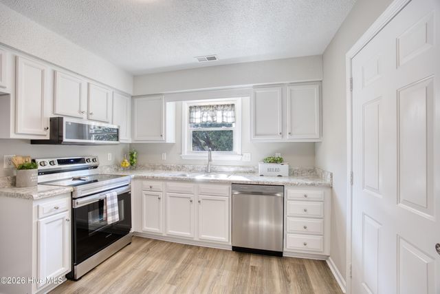 214 W Volant Street, Hubert, NC 28539