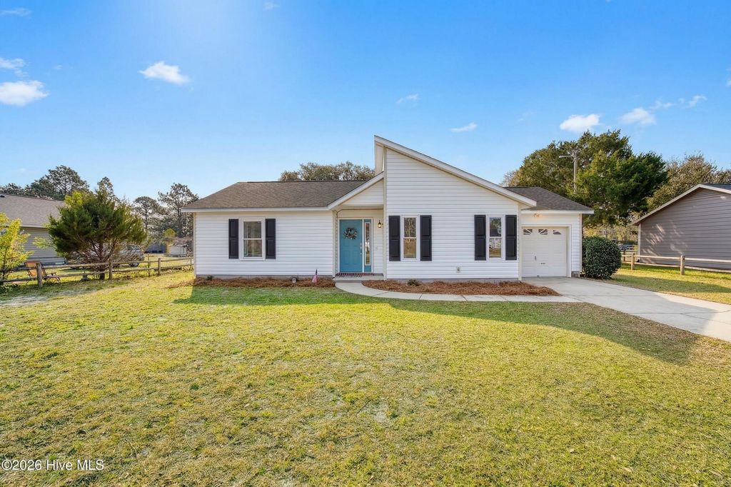 214 W Volant Street, Hubert, NC 28539