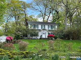 5 Upland Way, Verona, NJ 07044