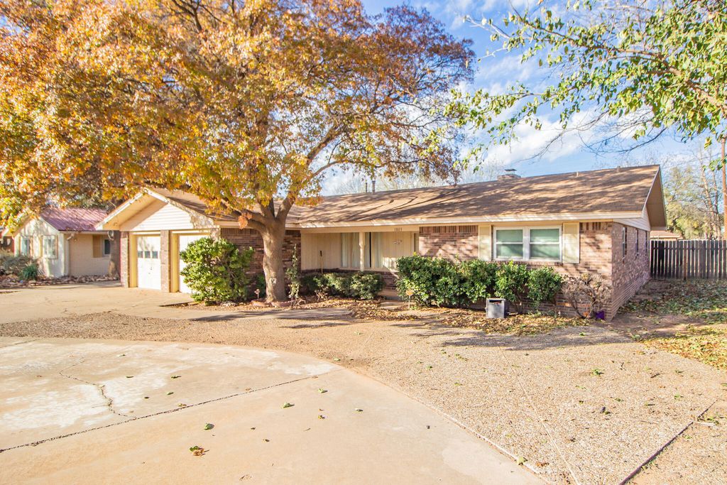 1803 E Buckley Street, Brownfield, TX 79316