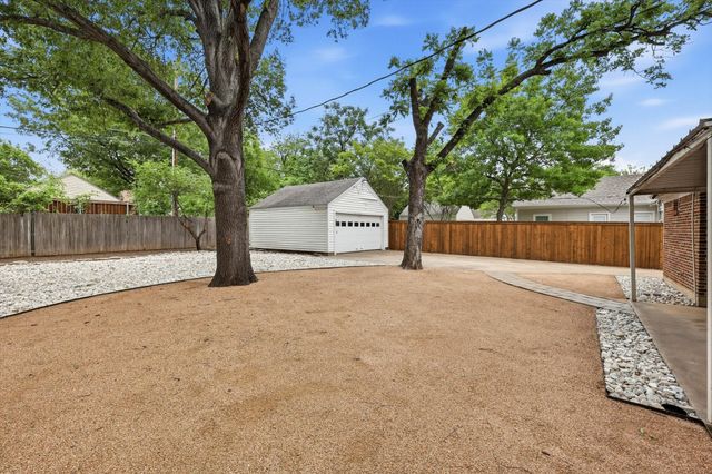 3525 Stadium Drive, Fort Worth, TX 76109