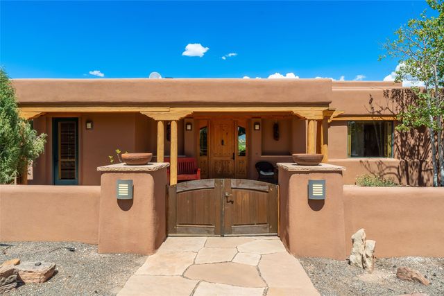 4 Calle Perezoso, Santa Fe, NM 87507