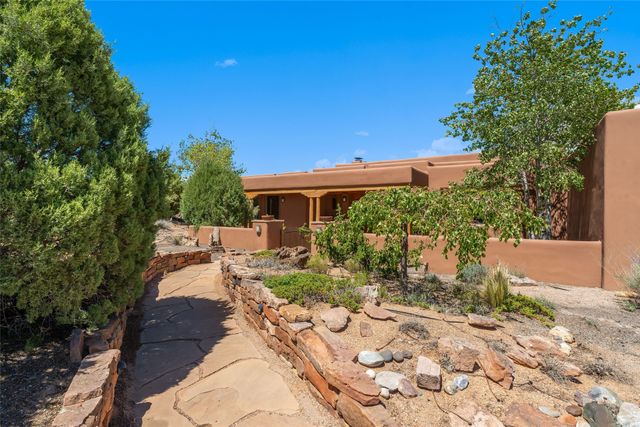 4 Calle Perezoso, Santa Fe, NM 87507
