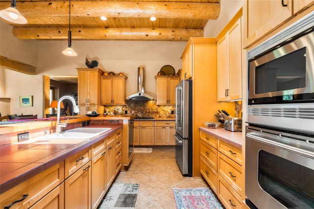 4 Calle Perezoso, Santa Fe, NM 87507