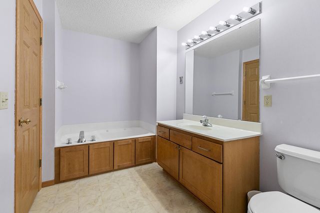 700 Kingfisher Lane F, Woodbury, MN 55125