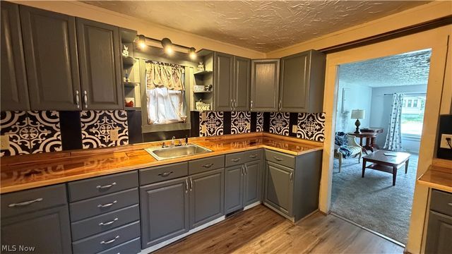 480 N Leavitt Road, Leavittsburg, OH 44430