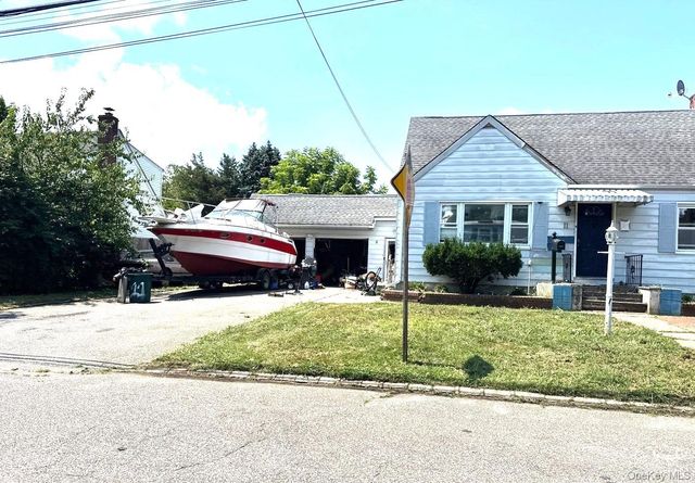 11 Stevens Place, Huntington Station, NY 11746