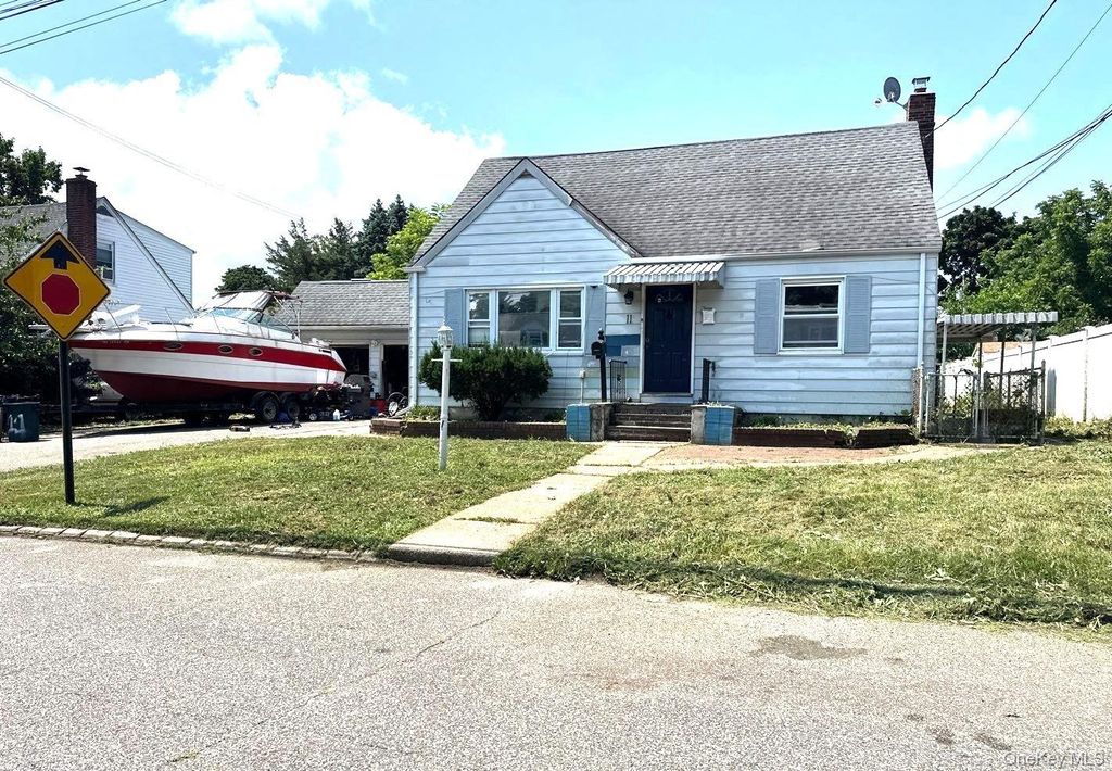 11 Stevens Place, Huntington Station, NY 11746