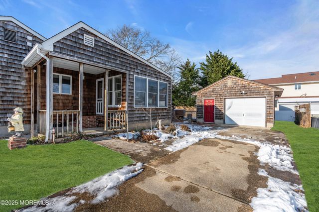 33 W Bayview Avenue, Ocean Gate, NJ 08740