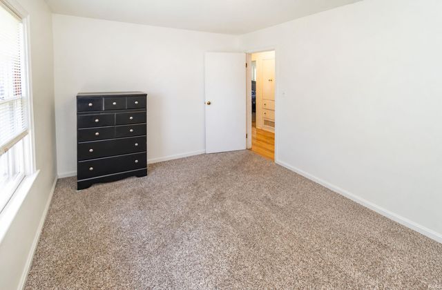 5566 Martin Road, Newburgh, IN 47630