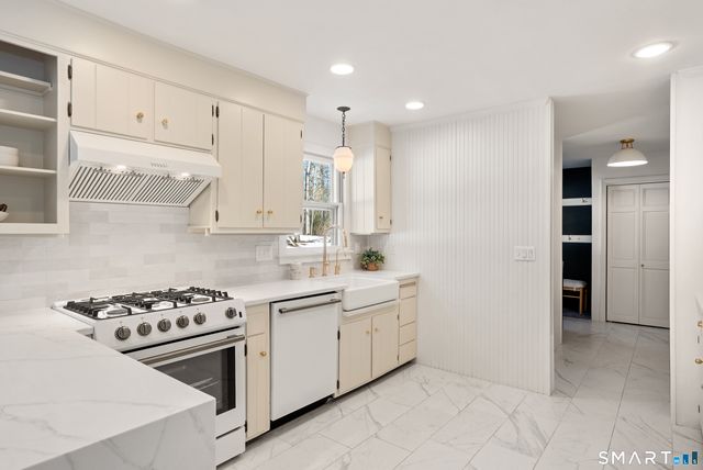 7 Shaw Drive, Simsbury, CT 06070