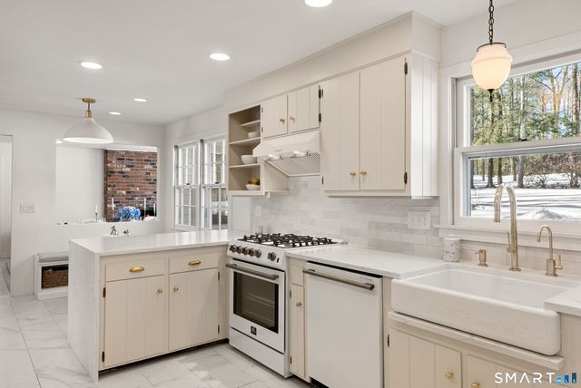 7 Shaw Drive, Simsbury, CT 06070