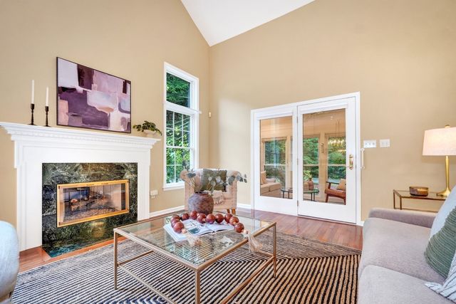 15 Hawthorne Lane 15, Bedford, MA 01730