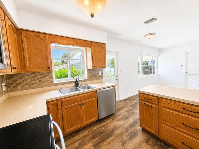 6000 42ND AVENUE N, St Petersburg, FL 33709