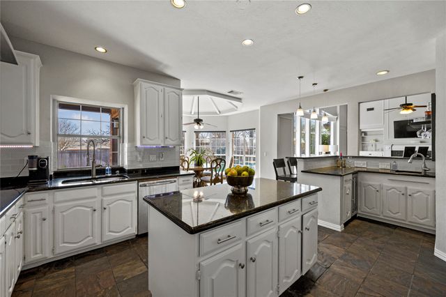 800 Ridgedale Court, Southlake, TX 76092