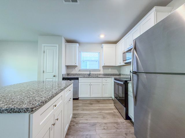 1003 Autumnwood Dr, Dickson, TN 37055