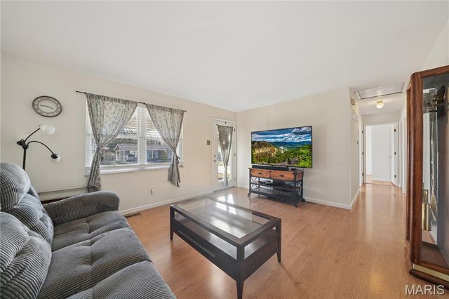 2327 Wescreek Drive, Maryland Heights, MO 63043