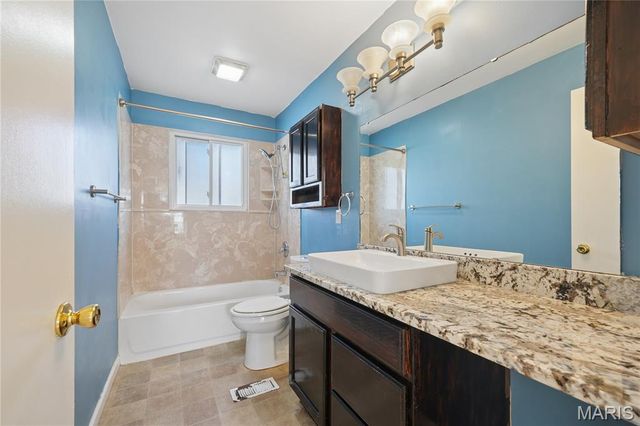 2327 Wescreek Drive, Maryland Heights, MO 63043