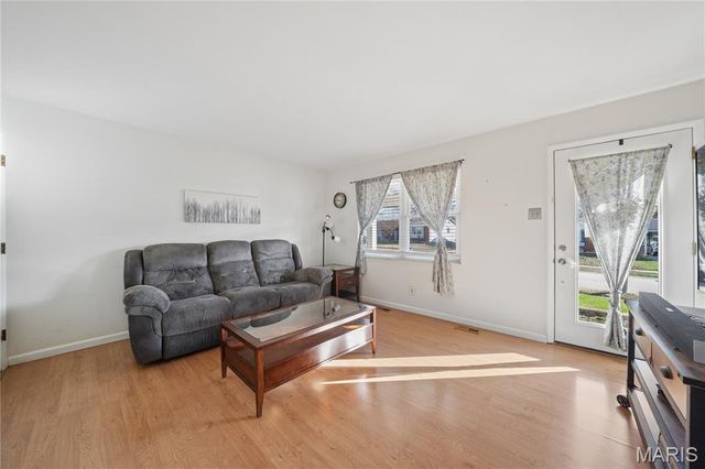 2327 Wescreek Drive, Maryland Heights, MO 63043