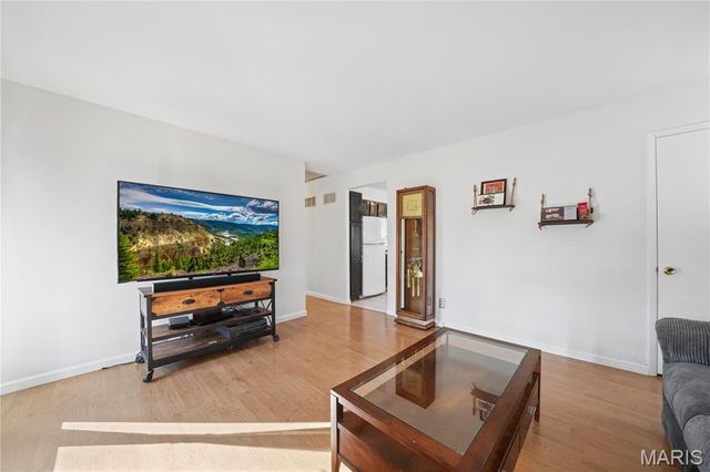 2327 Wescreek Drive, Maryland Heights, MO 63043