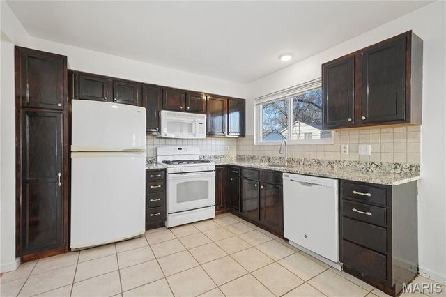 2327 Wescreek Drive, Maryland Heights, MO 63043