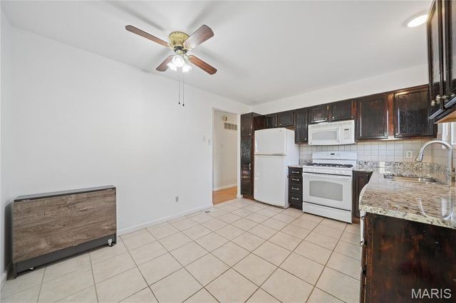 2327 Wescreek Drive, Maryland Heights, MO 63043