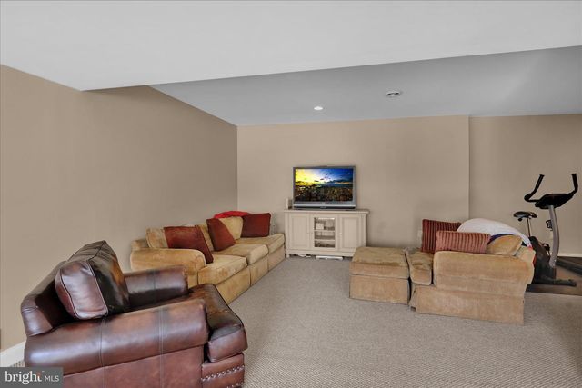3 BEECHWOOD DR, Shoemakersville, PA 19555
