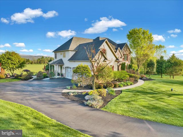 3 BEECHWOOD DR, Shoemakersville, PA 19555