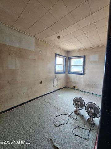 10585 US HWY 12, Naches, WA 98937