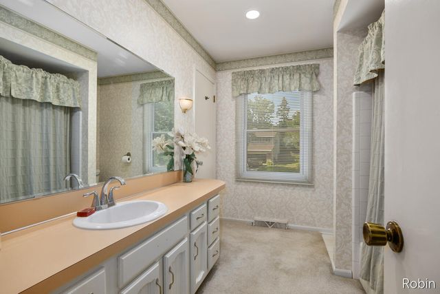 2210 Skyline Drive NW, Grand Rapids, MI 49504