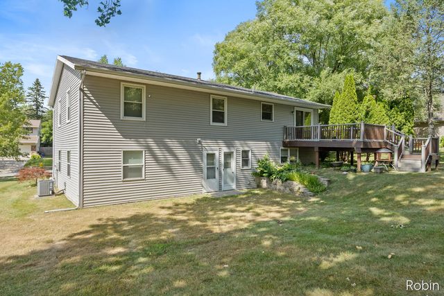 2210 Skyline Drive NW, Grand Rapids, MI 49504