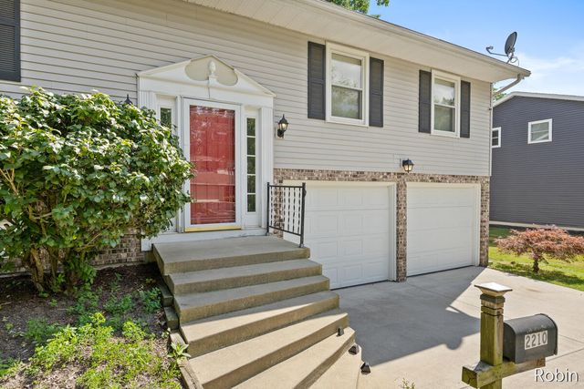 2210 Skyline Drive NW, Grand Rapids, MI 49504