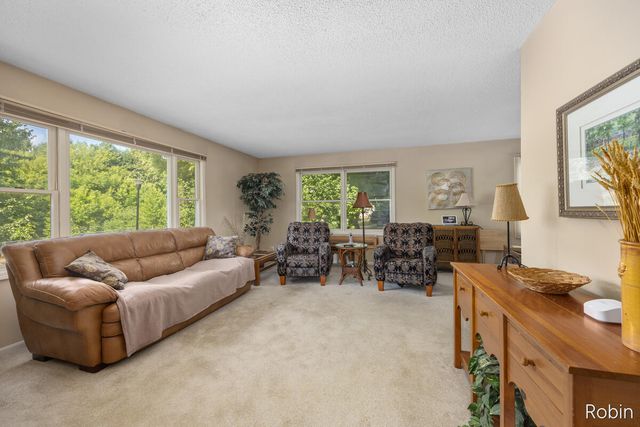 2210 Skyline Drive NW, Grand Rapids, MI 49504