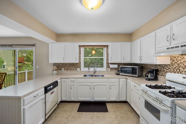 2210 Skyline Drive NW, Grand Rapids, MI 49504