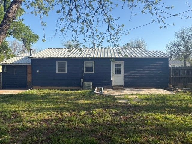 1107 W Archer Street, Jacksboro, TX 76458