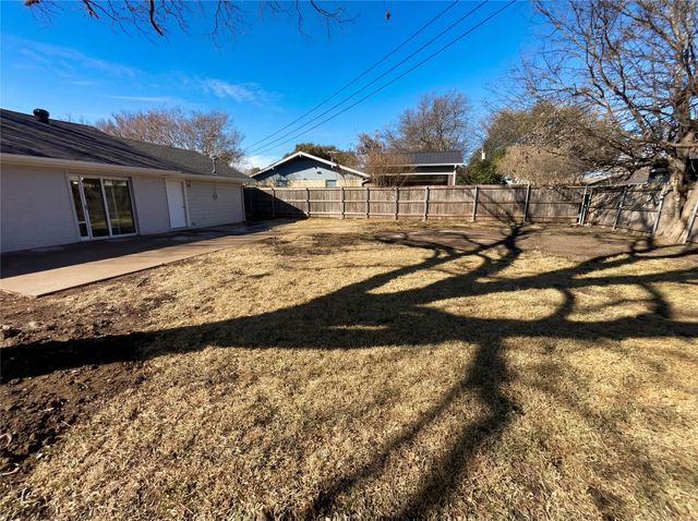 821 E Mission Street, Crowley, TX 76036