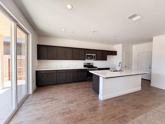 454 W Windsor Avenue, Clovis, CA 93612