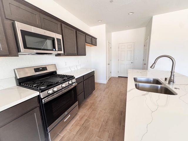 454 W Windsor Avenue, Clovis, CA 93612