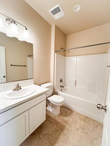 454 W Windsor Avenue, Clovis, CA 93612