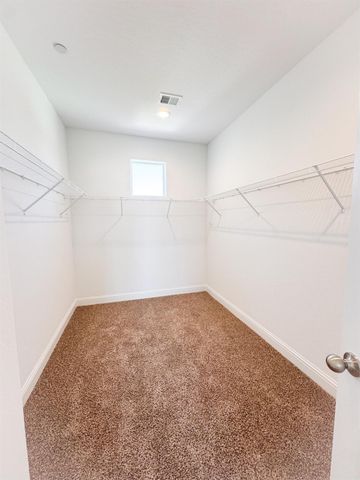 454 W Windsor Avenue, Clovis, CA 93612