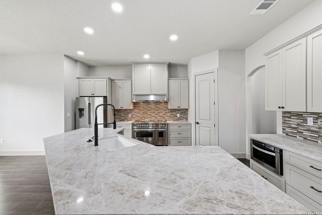 731 County Road 356, Adkins, TX 78101
