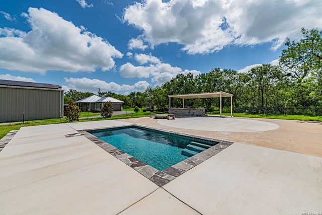 731 County Road 356, Adkins, TX 78101