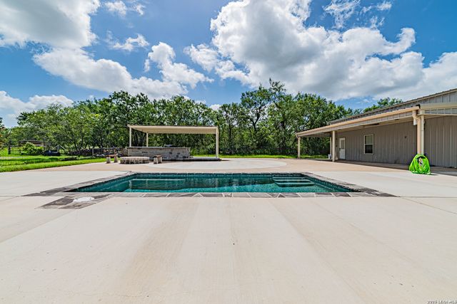 731 County Road 356, Adkins, TX 78101
