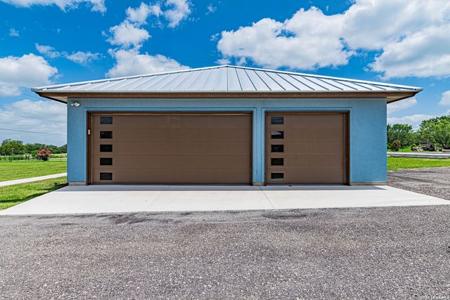 731 County Road 356, Adkins, TX 78101