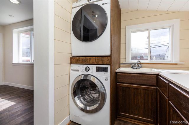 1147 Harrison Avenue, Garden City, MI 48135